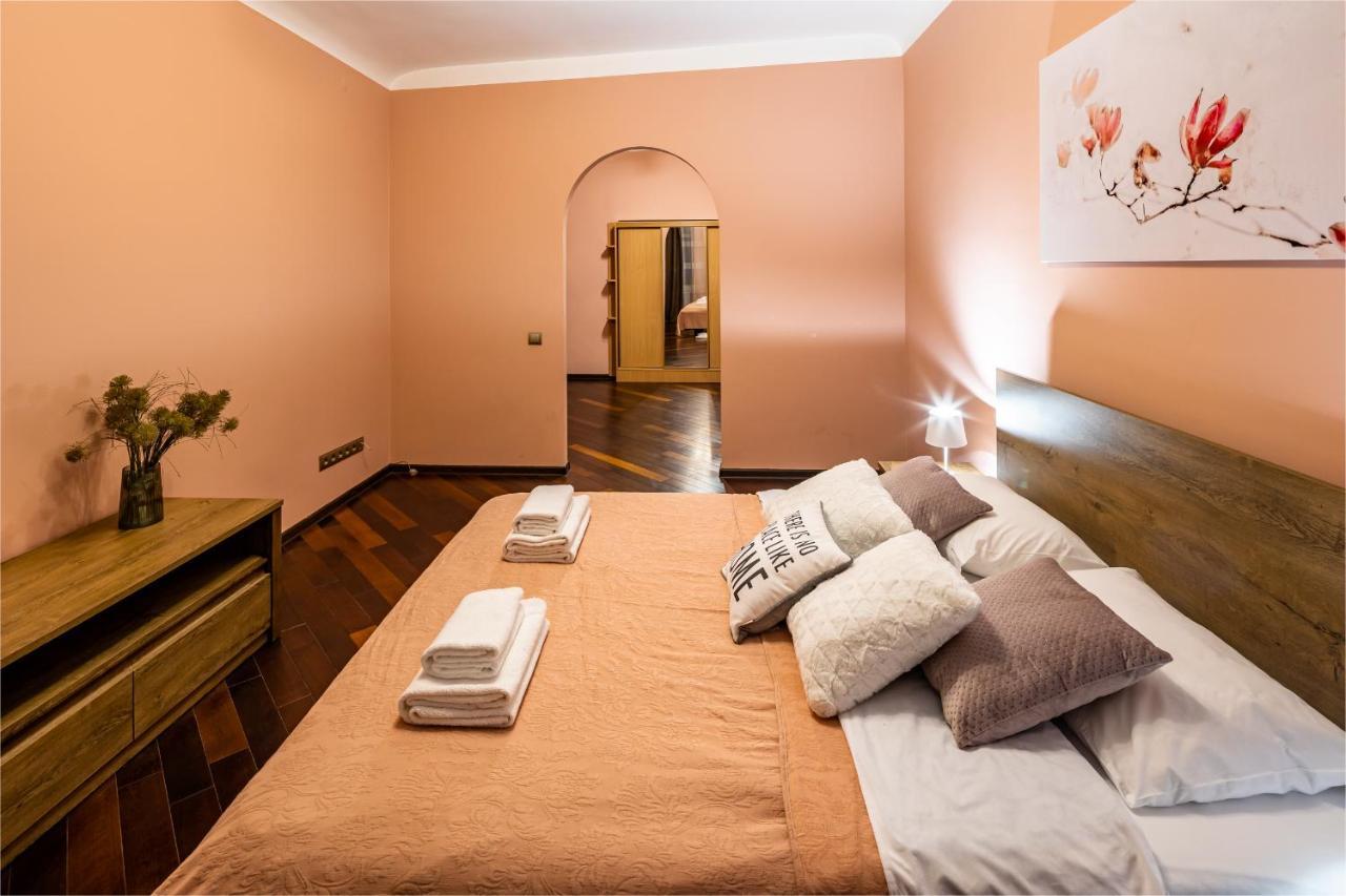 The Main Square! 2 Separated Bedrooms, Balcony Lviv Kültér fotó